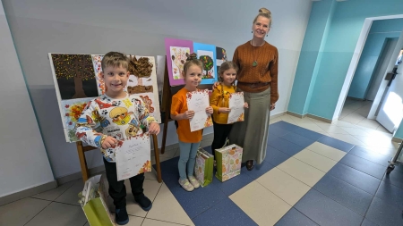 Przedszkolny konkurs plastyczny ''Jesienne drzewo''